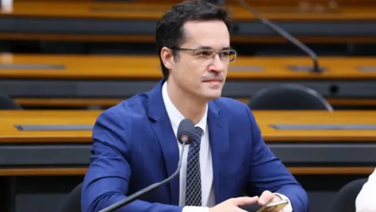 Deltan Dallagnol detalha em vídeo rota usada por Flávio Bolsonaro para chegar aos EUA