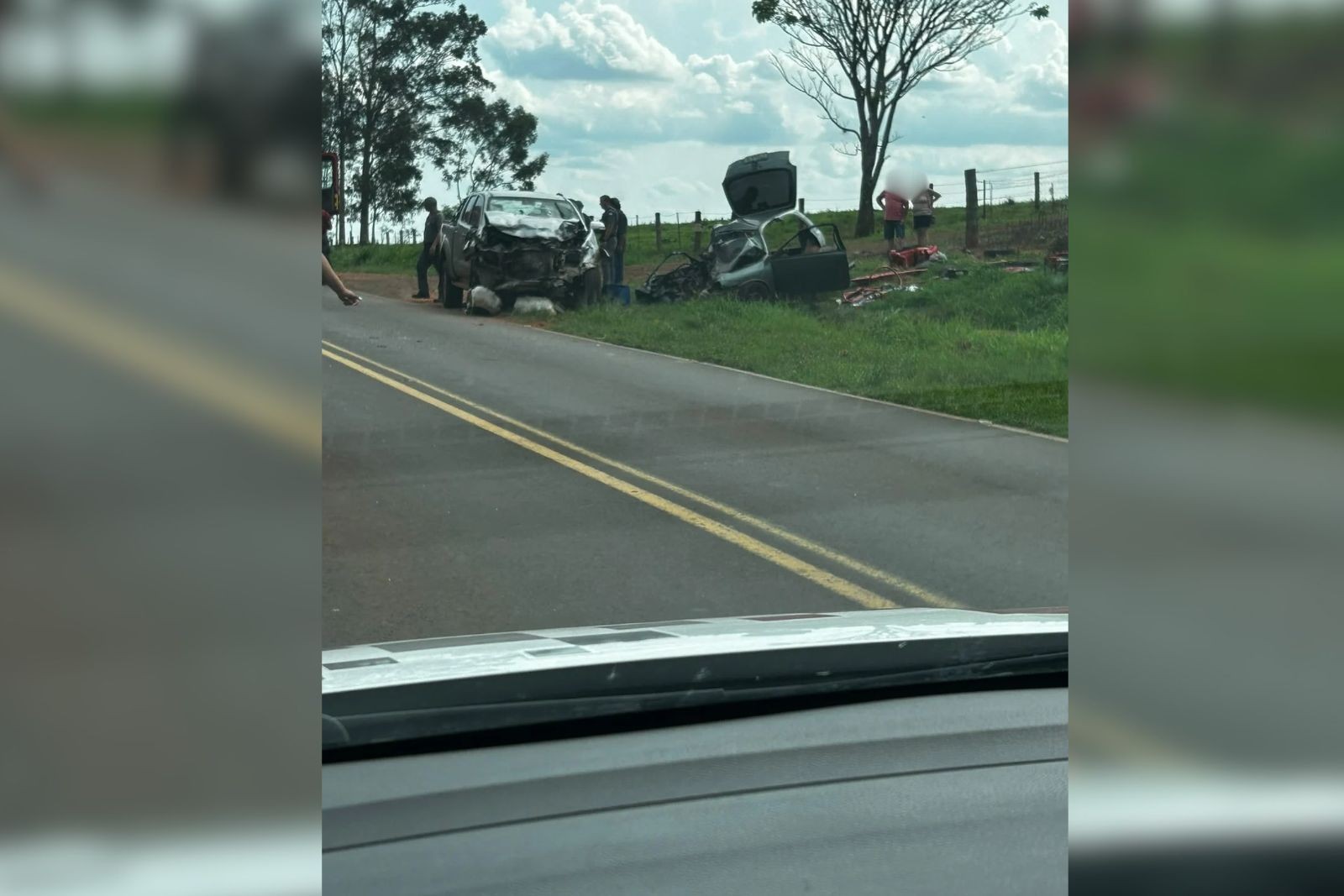 Batida frontal entre carro e caminhonete deixa quatro mortos e quatro feridos em Piacatu (SP)