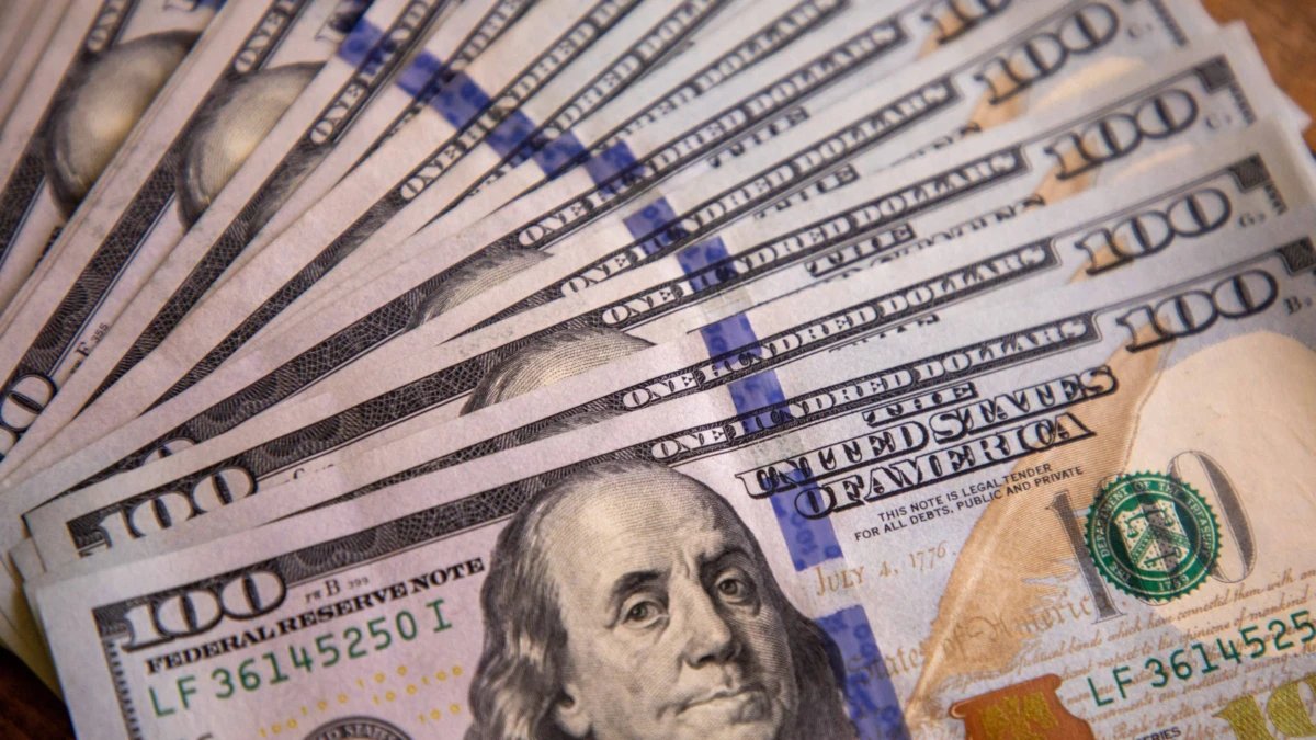 Dólar sobe 8,41% após vitória de Lula e tem maior alta diária desde 1999