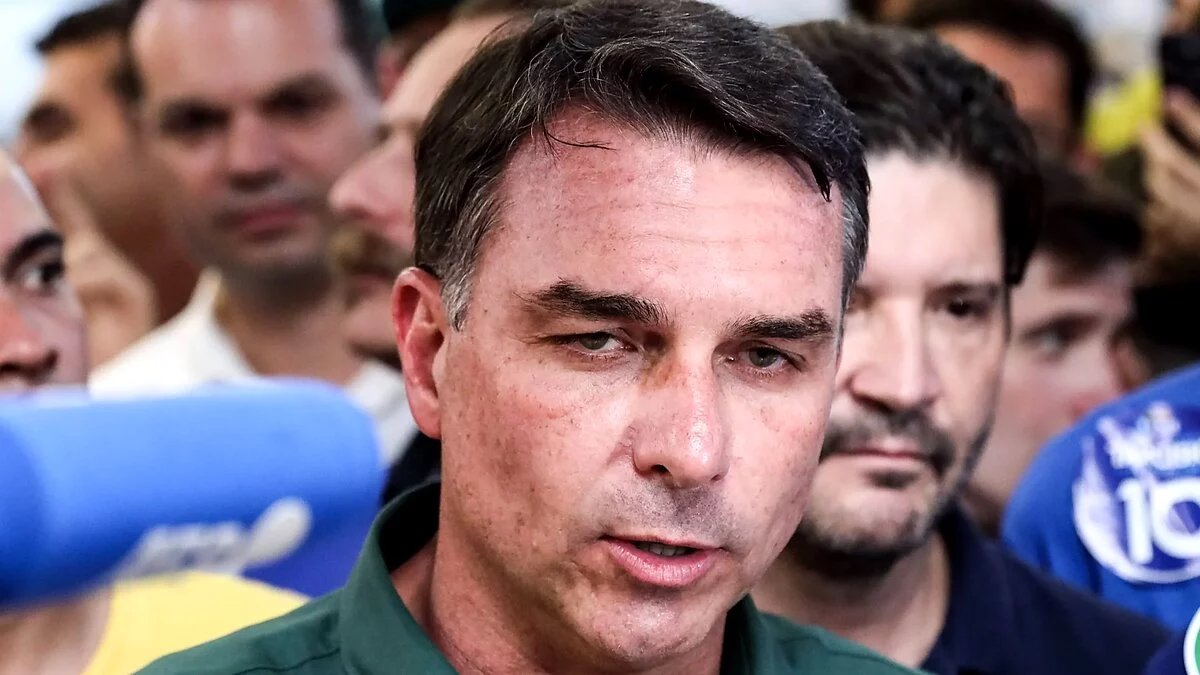 Equipe de Flávio Bolsonaro nega fim do Bolsa Família, taxa no Pix e corte na aposentadoria