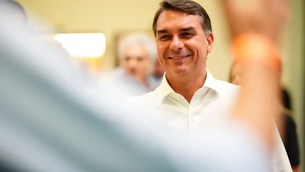 Flávio Bolsonaro pede ao TSE cassação da candidatura de Lula por suposto financiamento irregular