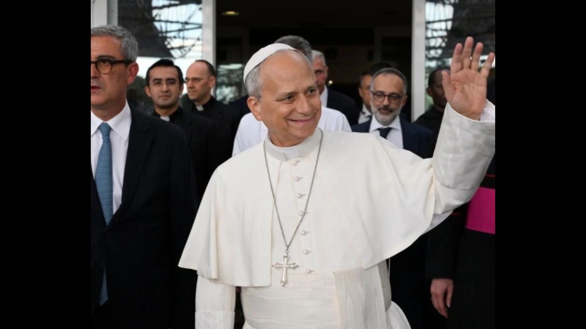 Papa Leão XIV recebe alta quatro dias após cirurgia para tratar câncer no pulmão