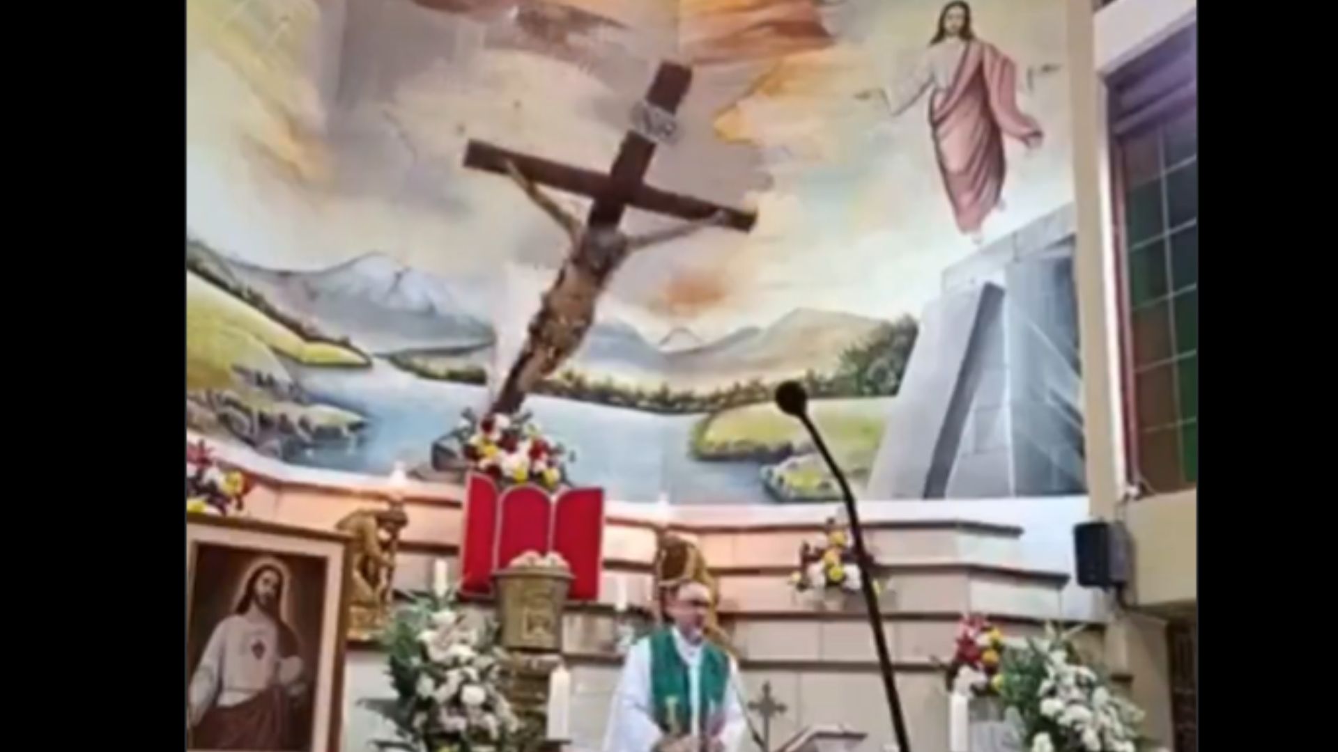 Padre morre após cruz cair sobre ele durante missa em Guayaquil