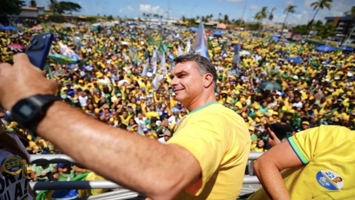 União Brasil fecha apoio a Flávio Bolsonaro em eventual segundo turno