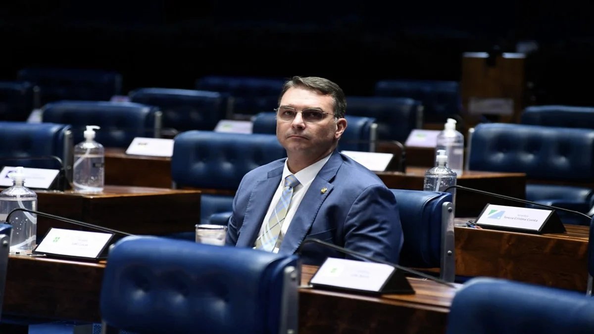 Flávio Bolsonaro divulga carta, se declara "líder do Brasil" e agradece Trump e Milei