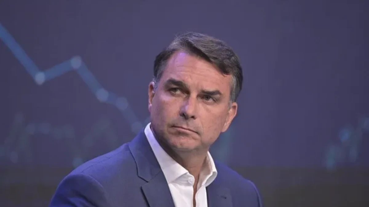 Flávio Bolsonaro diz aceitar quebra de sigilos e impõe condições a Lula