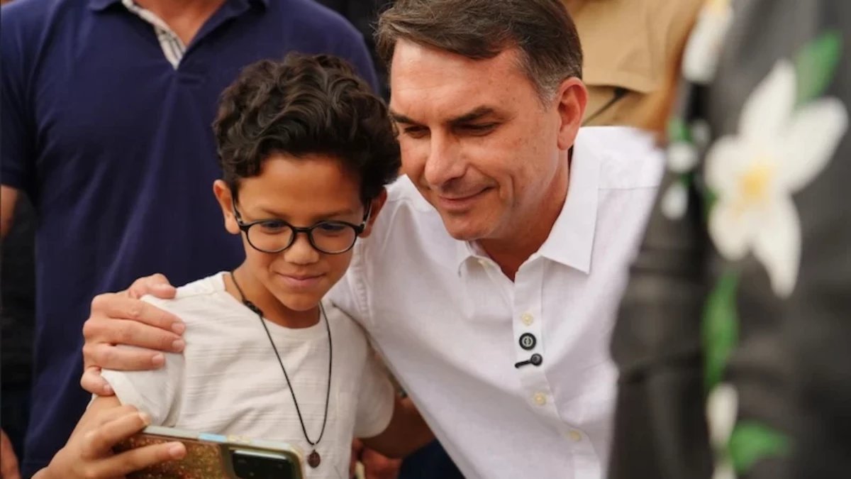 Flávio Bolsonaro diz que "El Salvador é pouco" e promete endurecer combate ao crime organizado