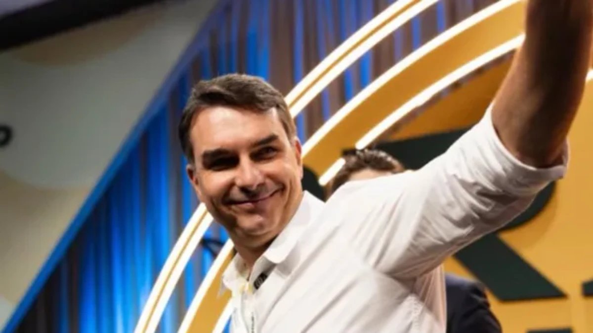 Flávio Bolsonaro entrega ao TSE autorização para abrir sigilos e cobra Lula sobre cartão corporativo