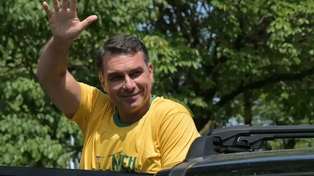 Flávio Bolsonaro faz motociata em SP no último dia de campanha e ataca o STF