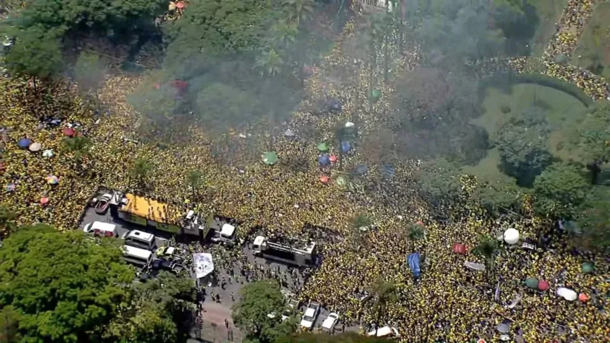 Flávio Bolsonaro faz motocarreata em Belo Horizonte na véspera do segundo turno