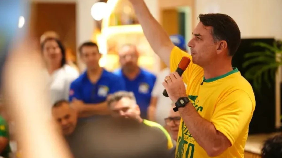 Flávio Bolsonaro lidera votos no exterior, mas Lula vence em mais países, apontam boletins do TSE
