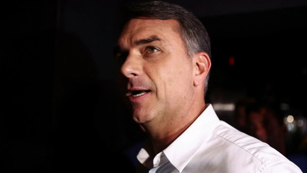 Flávio Bolsonaro fica sem nenhum voto em 106 urnas no segundo turno, aponta levantamento