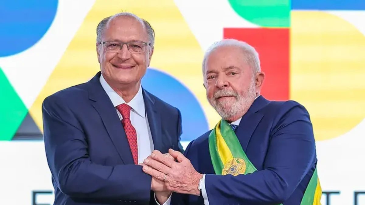 Flávio Bolsonaro pede ao TSE cassação da chapa Lula-Alckmin por uso do WhatsApp do governo