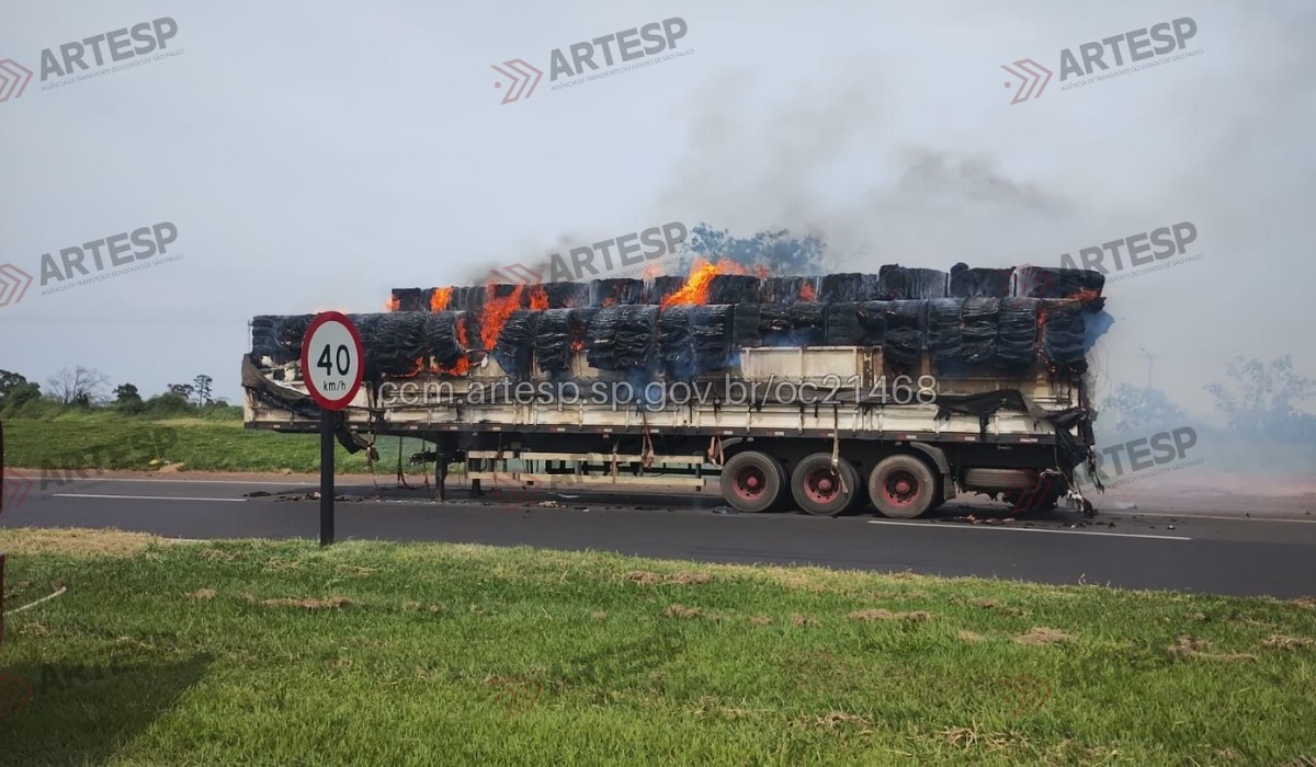 Incêndio em carreta carregada de algodão interdita alça de rodovia em Tupi Paulista