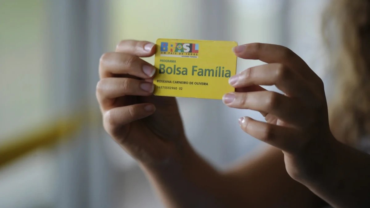Documentos do reajuste do Bolsa Família foram feitos em um dia e circularam em papel, aponta LAI