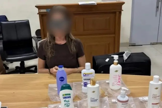 Brasileira é presa em Bali com cocaína líquida escondida em frascos de xampu