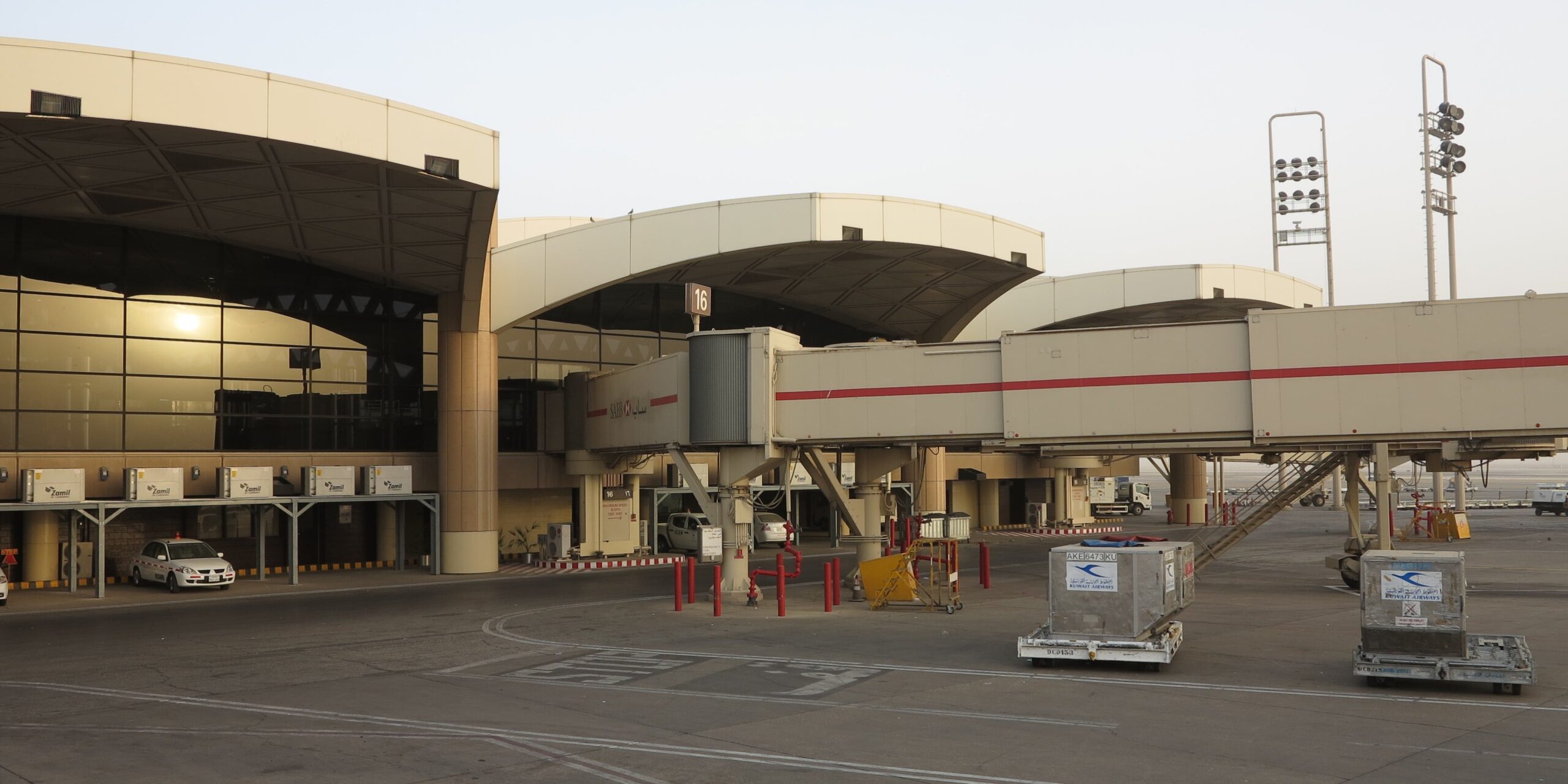 Ataques do Houthi a aeroporto de Riad deixam três mortos e vários feridos