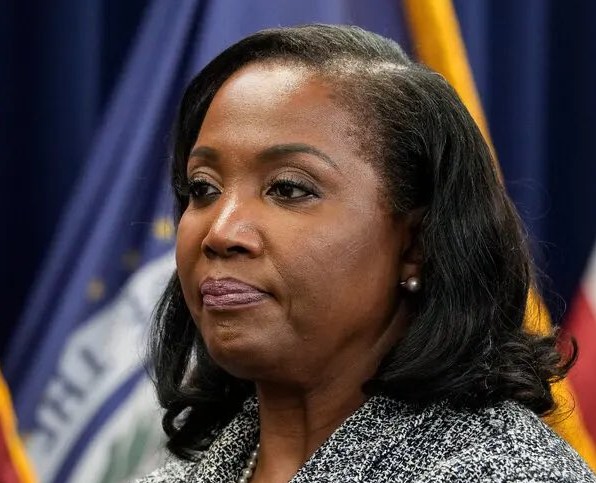 Trump cria comitê para investigar Lisa Cook e avaliar demissão no Fed