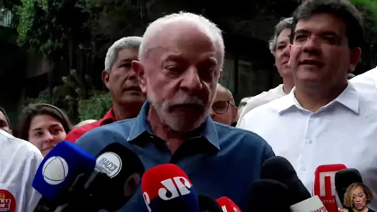 Lula associa Flávio Bolsonaro a 'tesouraço' contra aposentados em ato na Paulista