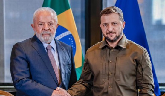 Zelensky parabeniza Lula pela vitória e defende ampliar cooperação com o Brasil
