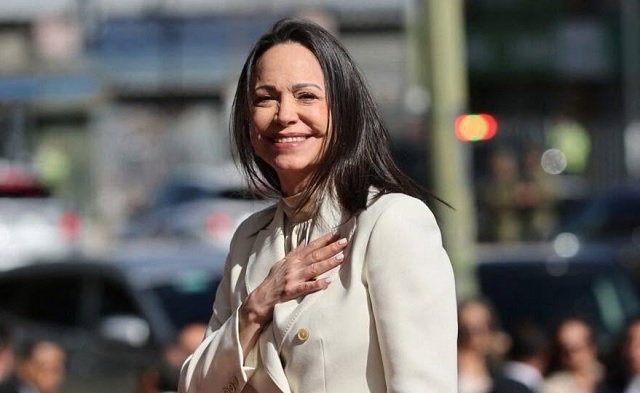 María Corina Machado parabeniza Flávio Bolsonaro pela vitória no primeiro turno