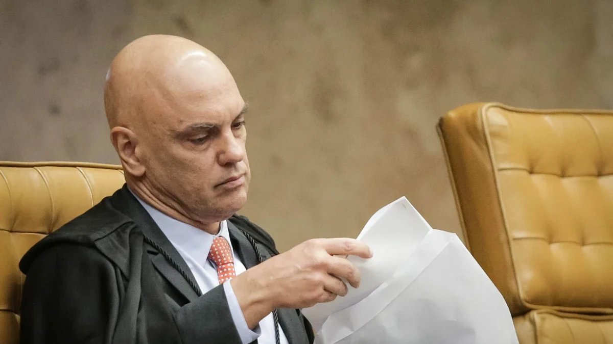 Moraes manda PF cancelar todos os passaportes de Flávio Bolsonaro, inclusive o diplomático