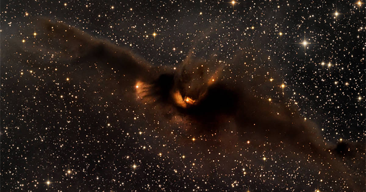 Imagens de nebulosas, estrelas e asteroides lembram monstros e caveiras no Halloween