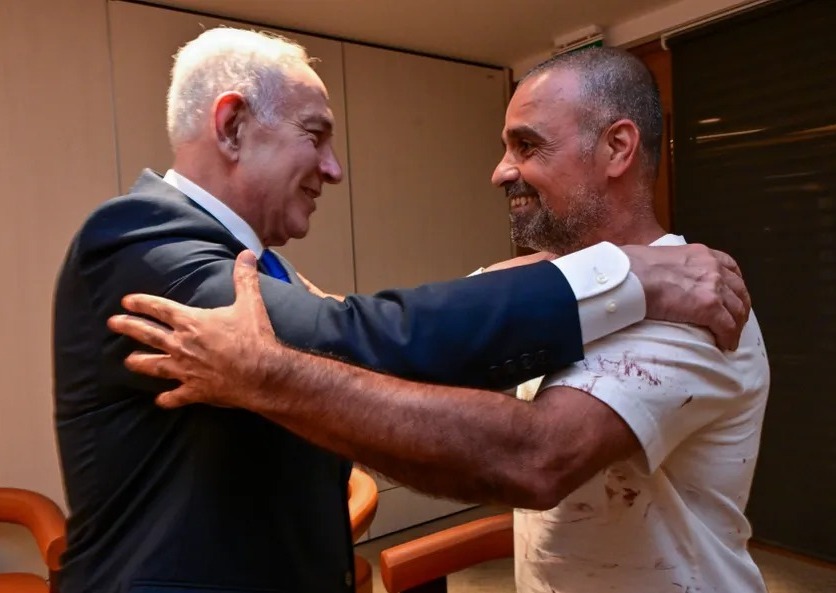 Netanyahu recebe passageiro que conteve ataque em voo da Flydubai e o chama de herói