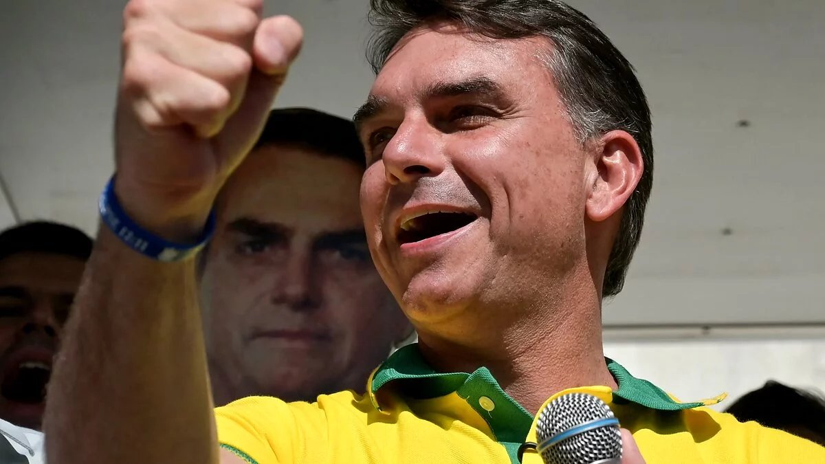 PoderData: Flávio Bolsonaro tem 53% dos votos válidos e lidera Lula por 6 pontos no 2º turno