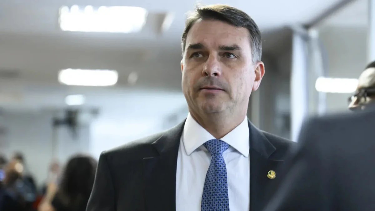 PF diz que Flávio Bolsonaro não é foragido e não há registro de saída do país