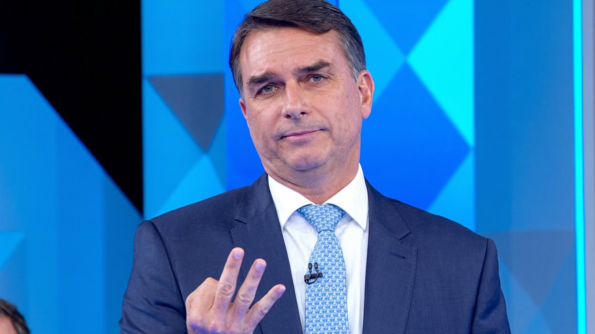 Ala da PF avalia pedir prisão preventiva de Flávio Bolsonaro se passaporte não for entregue