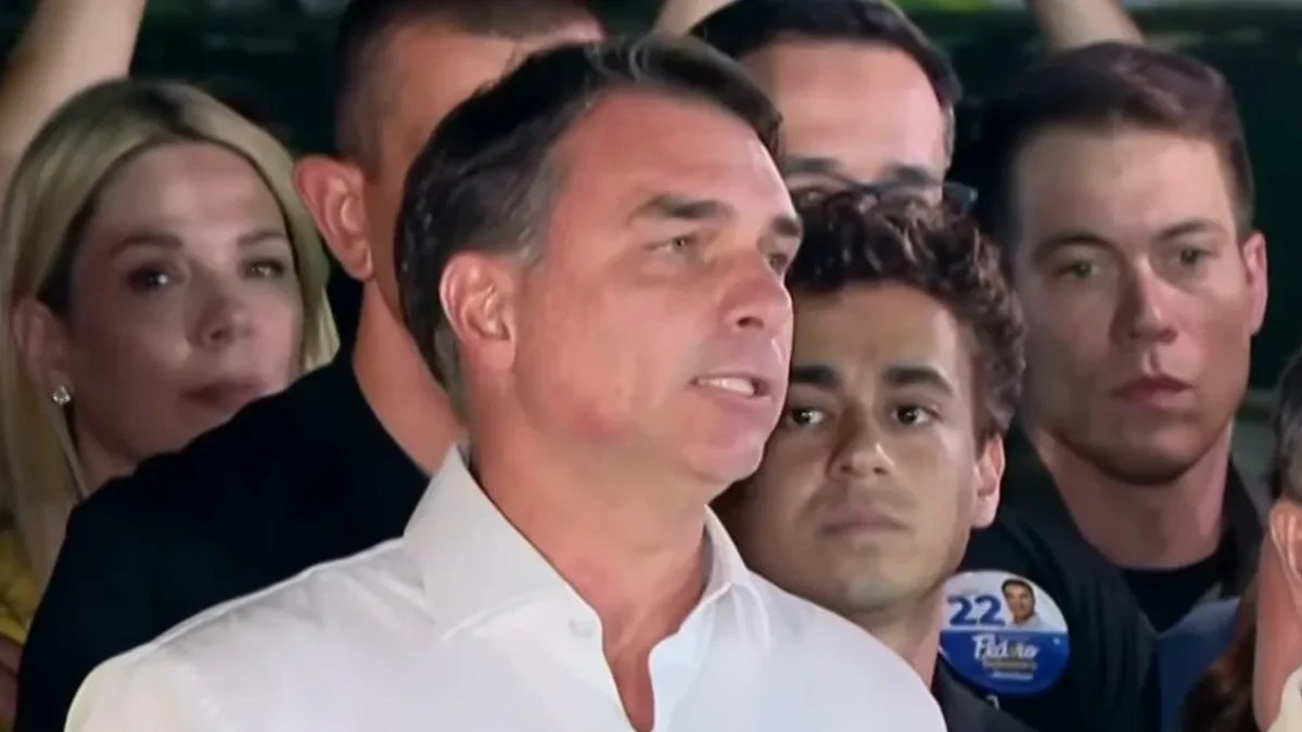 PF avalia pedir a Moraes bloqueio de bens de Flávio Bolsonaro para forçar retorno ao Brasil