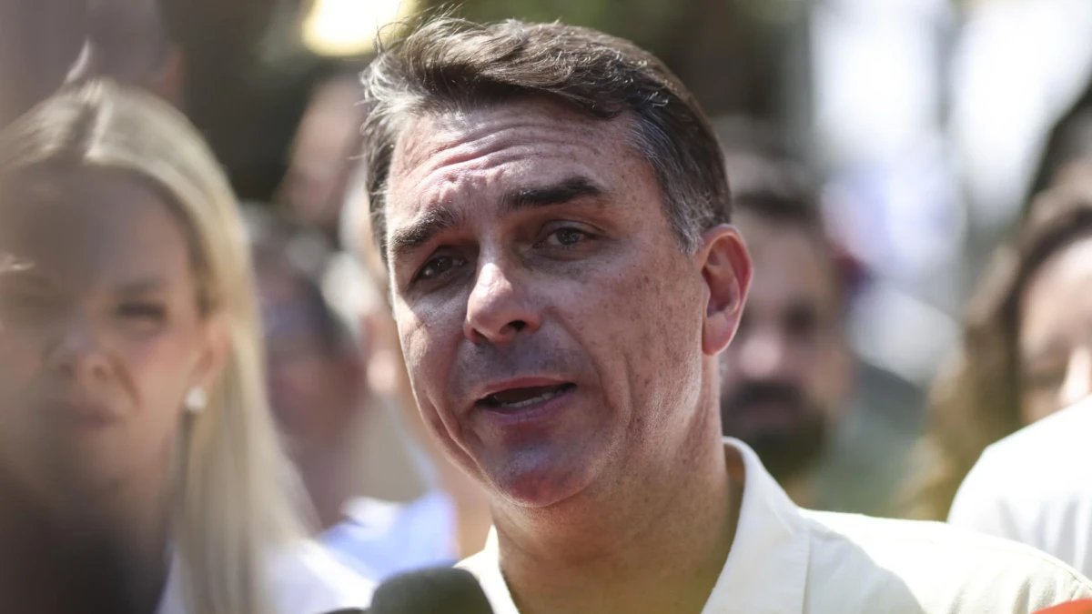PF cumpre busca em endereço de Flávio Bolsonaro em Brasília após autorização de Moraes