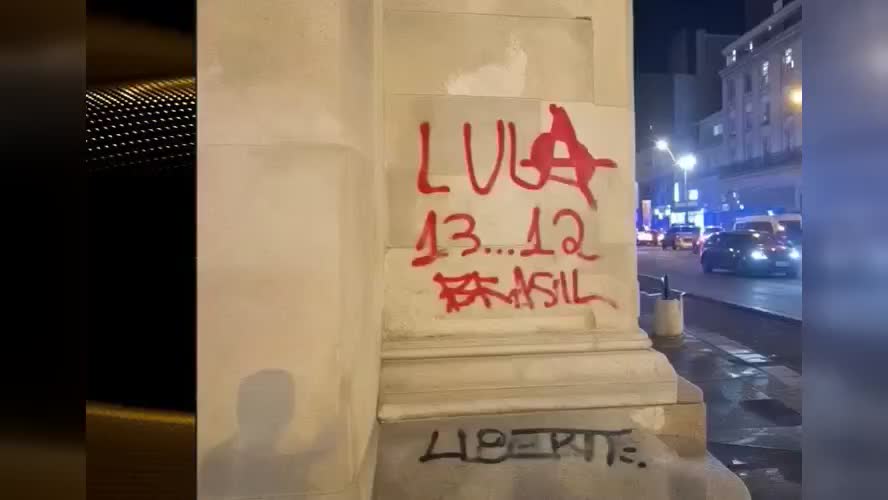 Pichações em apoio a Lula são registradas em monumentos de Paris e Barcelona