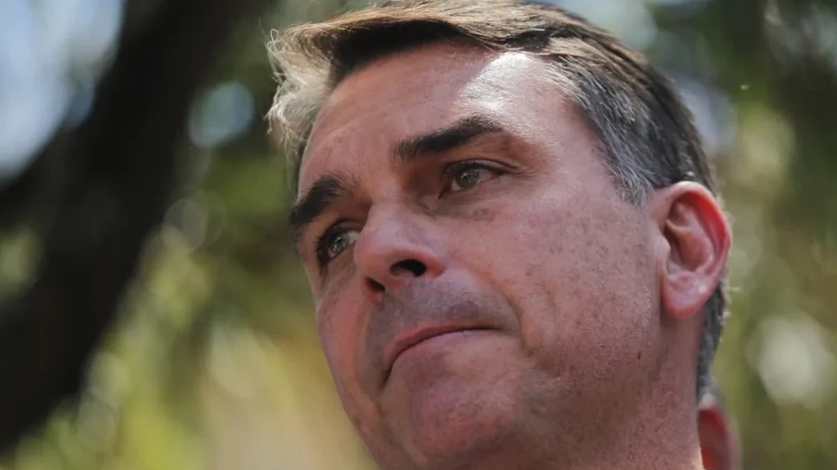 Propaganda de Flávio Bolsonaro é exibida sem som na TV durante feriado de 12 de outubro