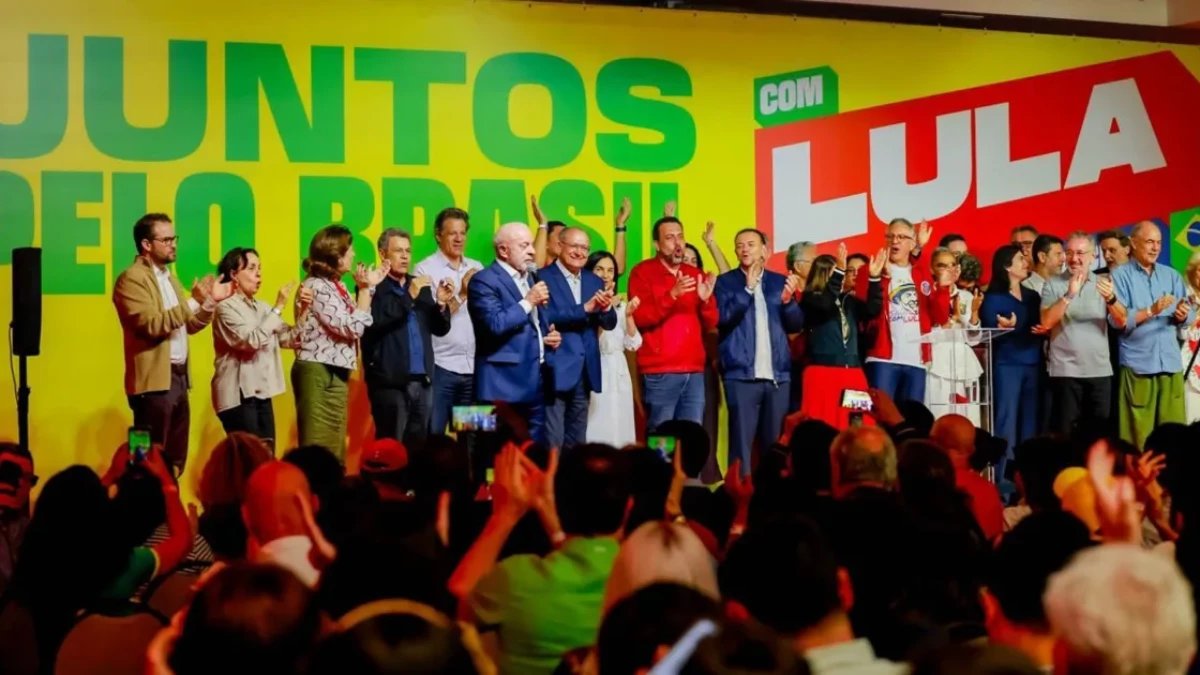 PT avalia trocar marqueteiro e levar João Santana para o segundo turno