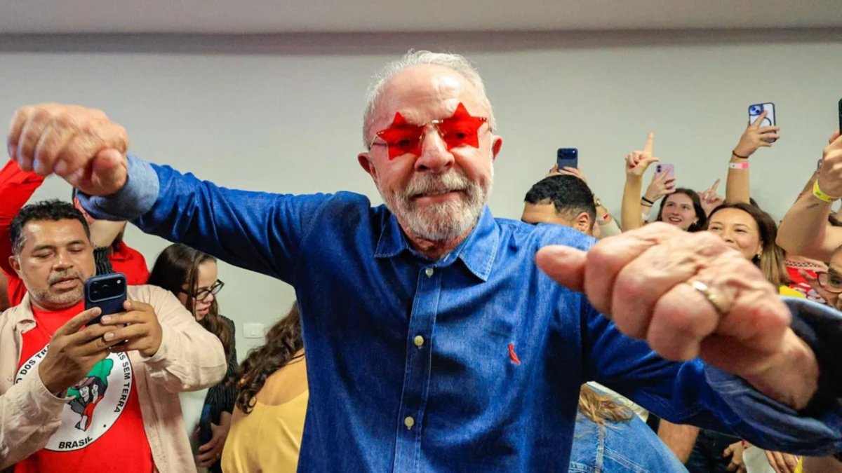 PT do Paraná publica 'Deltan, você é o próximo'; deputados pedem apreensão do passaporte de Flávio Bolsonaro