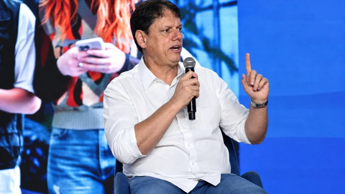 Tarcísio nega crise no transporte em SP e diz que Lula faz acusações sem provas
