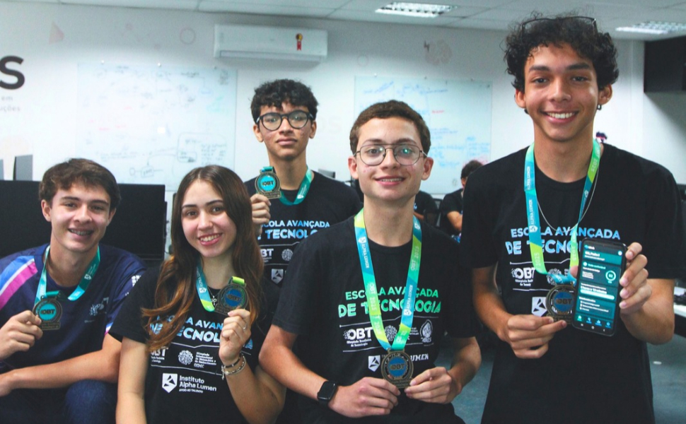 Estudantes criam aplicativos para visão, enchentes e ensino em olimpíada de tecnologia