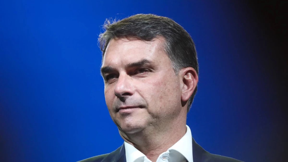 TSE admite falha técnica e diz que vai reexibir propaganda de Flávio Bolsonaro