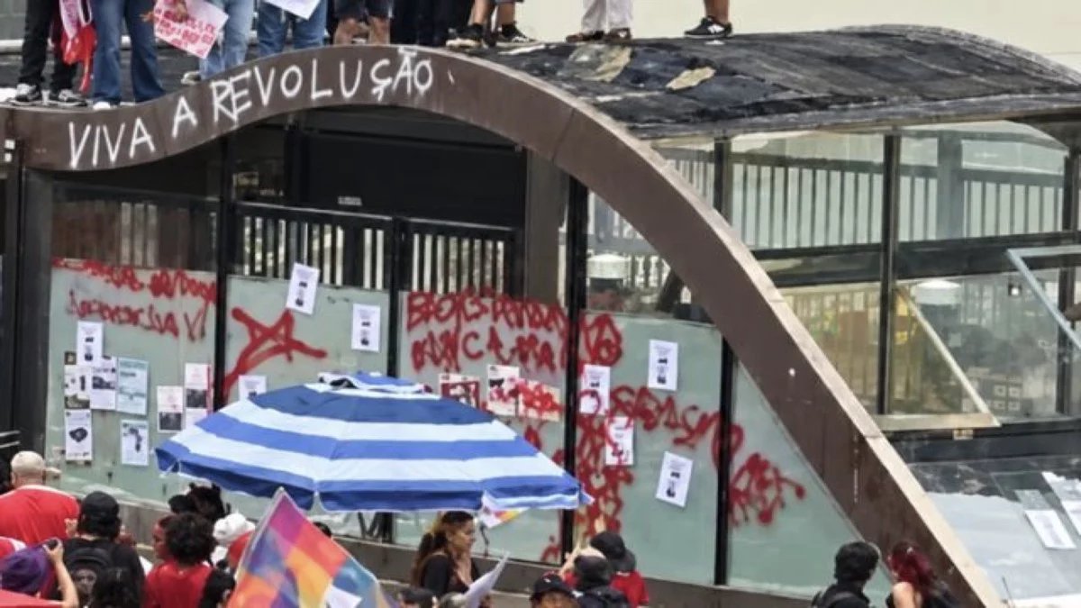 Flávio Bolsonaro compara vandalismo na Avenida Paulista à série The Walking Dead