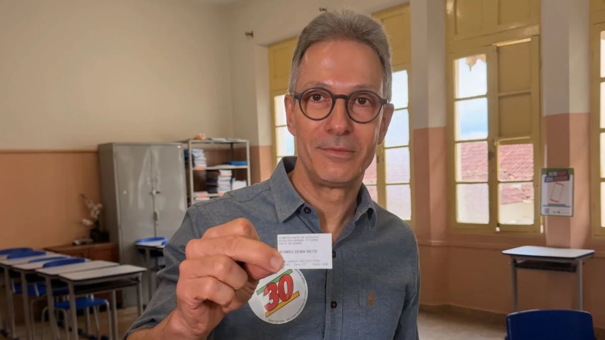 Zema declara voto em Flávio Bolsonaro no segundo turno e diz que vota "contra o PT"